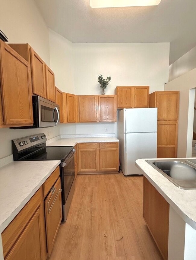 Building Photo - Great 2 Bedroom Townhome in Prime Apple Valley Location! W’Finished Basement