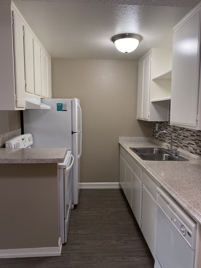 Kitchen - Loma Vista Apartments