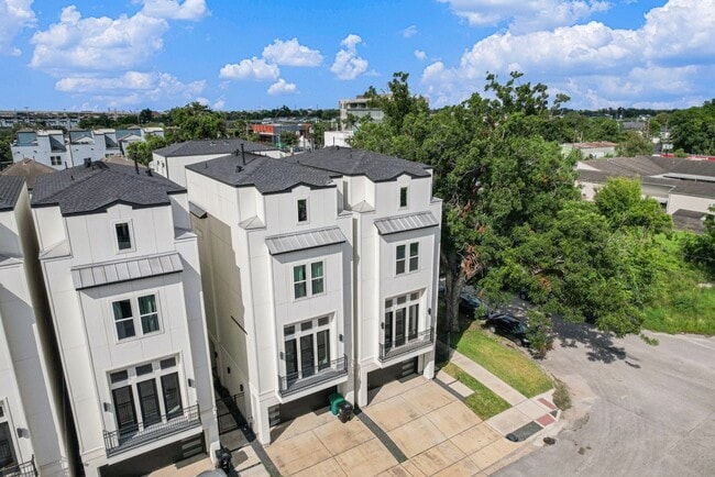 Building Photo - 2221 Francis St