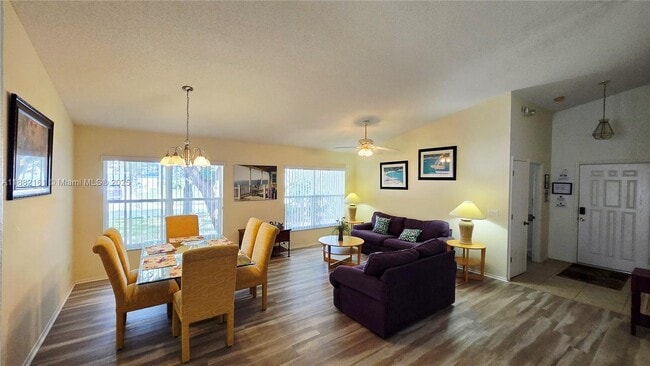 Photo - 550 Castlemain Cir