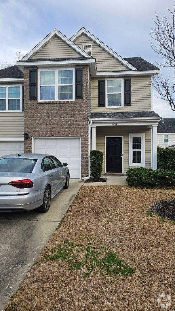 Building Photo - Spacious Carolina Bay Townhouse