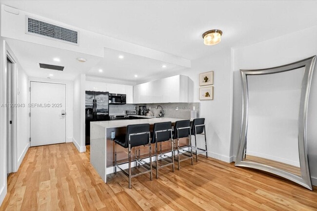 2301 Collins Ave Unit 714