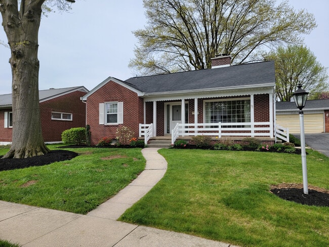 Photo - 137 N Hoover St