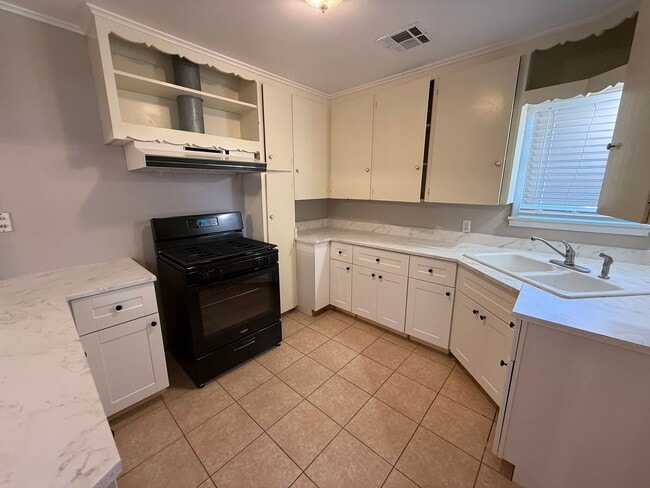 Building Photo - Older Home Large Yard 3 bedroom