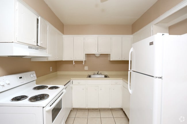 1BR, 1BA Large - 613SF - Kitchen - Newport Granada Apartments