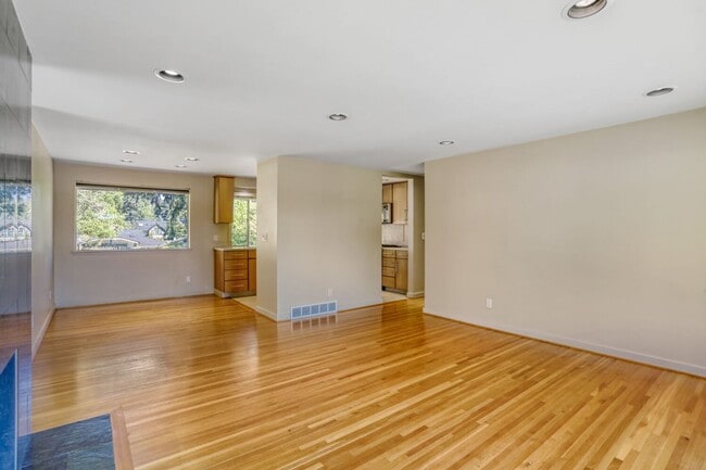 Photo - 3Bd/1.75Ba Bellevue Home