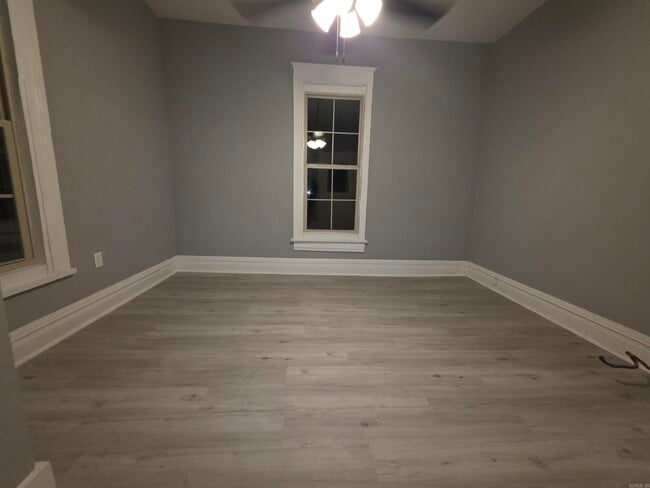 Photo - 1300 W 10th St