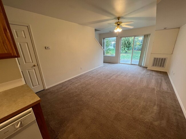 Photo - Spacious 2 Bed, 1.5 Bath in CDA!