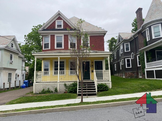 Building Photo - Spacious 8 Bedroom, 3 Bathroom Home for Re...