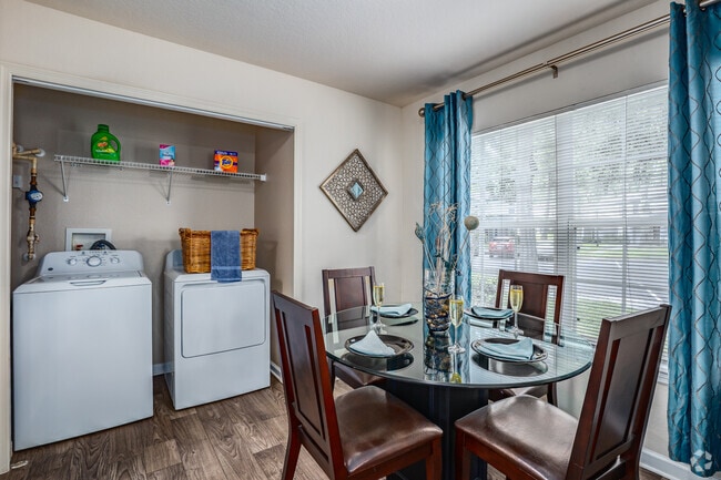 2BR, 2BA - 1,109SF - Dining