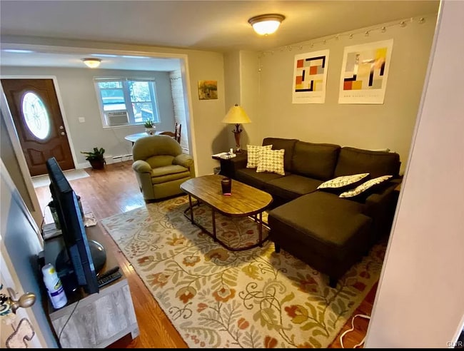 Photo - 315 Brodhead St