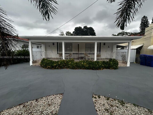 Building Photo - 1945 NW 33rd St Unit 2