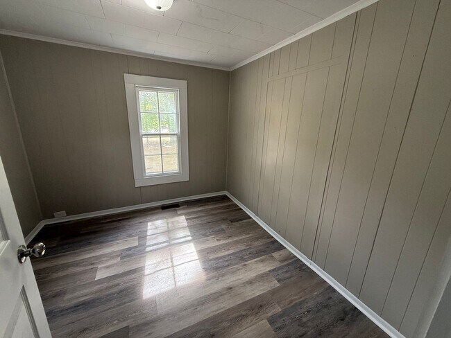 Photo - 708 Woodrow St S