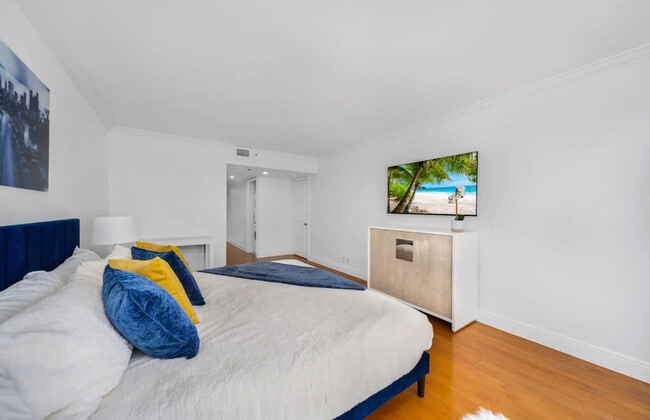 Building Photo - 1717 N Bayshore Dr Rental