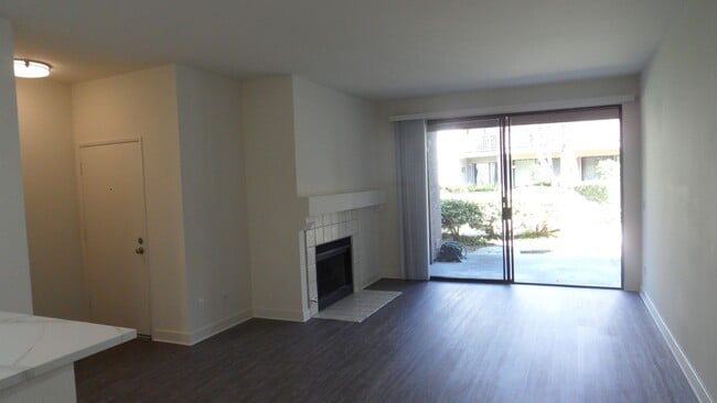 Photo - Remodeled, ground level, 1 bedroom, 1 bath condo in Lakeside Garden Grove Community Unit E