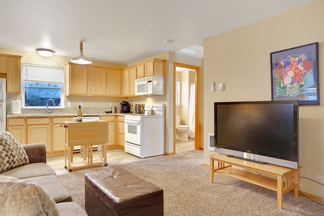 Photo - 731 Elm St SW