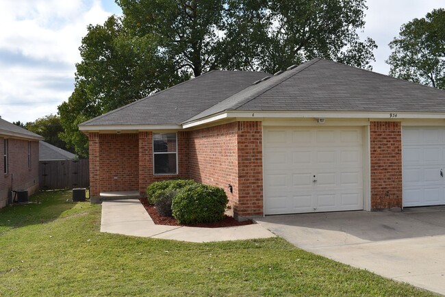 Building Photo - 934 RW Unit A-STILL OCCUPIED BY RESIDENT Rental