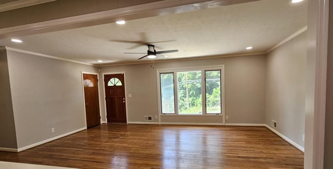 Photo - 422 45th St W