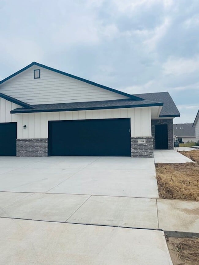 Building Photo - 1638/40 Hickory Creek Unit 1638 Hickory Creek