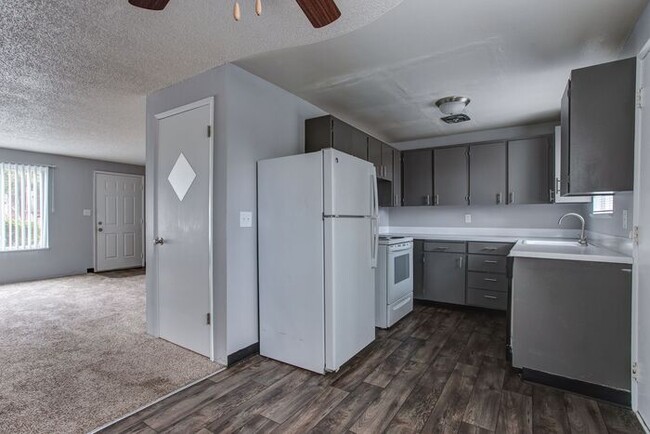 Building Photo - SPACIOUS 3 bedroom/1.5 bath!!!!! FIRST MON... Rental