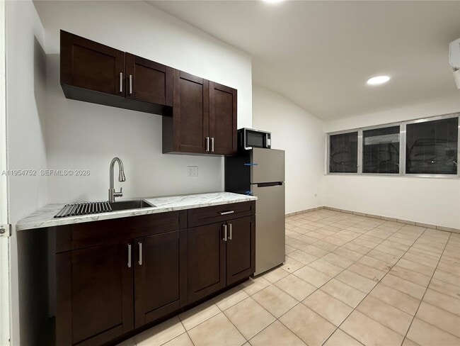 Building Photo - 435 NW 44th Ave Unit E