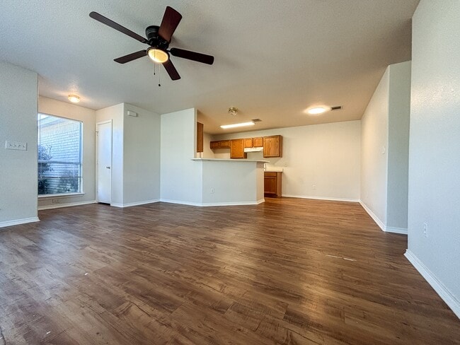 Photo - 105 Long Ln House