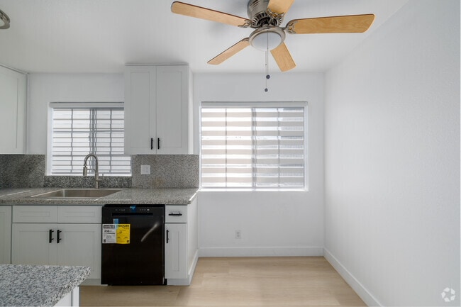 2 habitaciones, 2 baños - 1095 pies cuadrados - Comedor - 15004 Nordhoff St