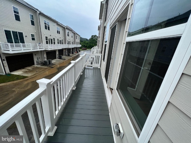 Photo - 126 Kinross Ln