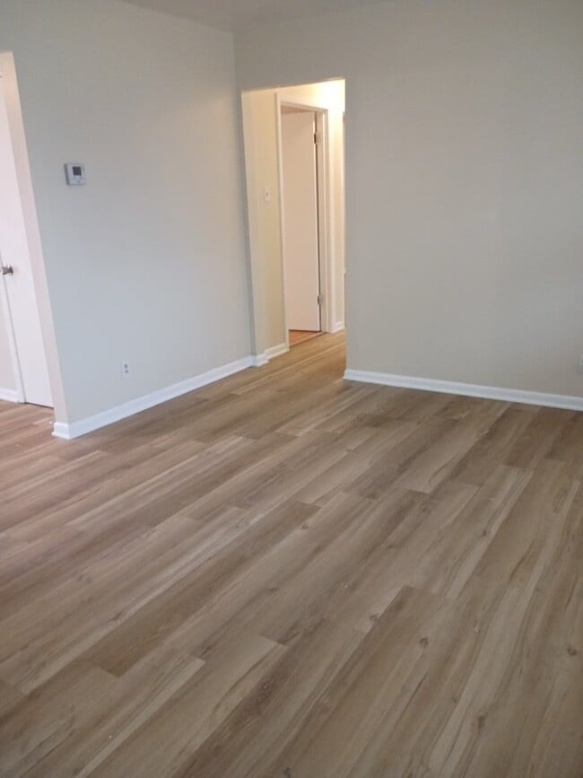 Photo - 907 Leonhard St