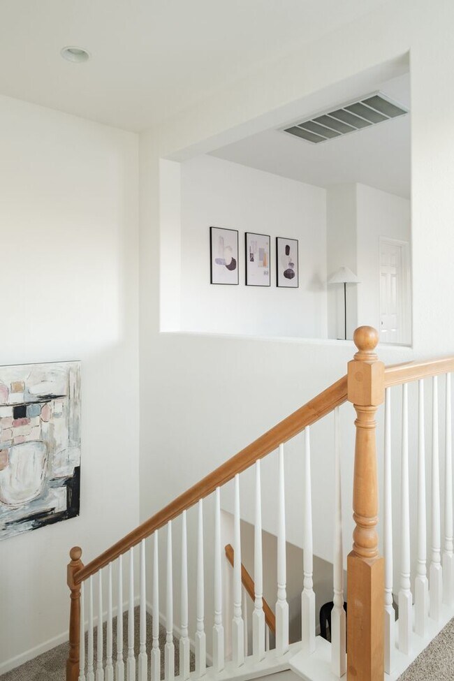 Photo - 4 Bedroom Fully Furnished Mid-term Rental