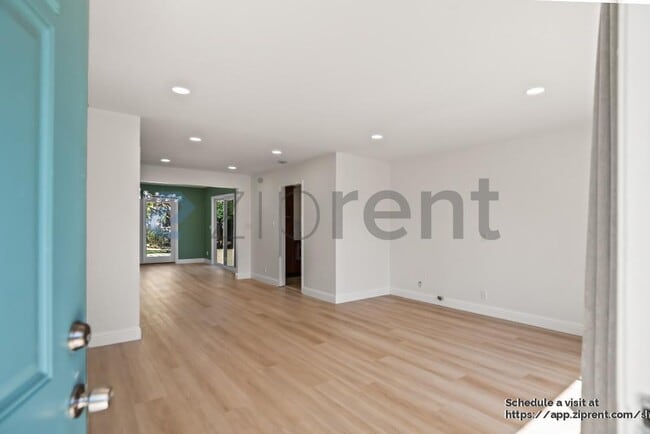 Photo - 1929 Shoreview Ave