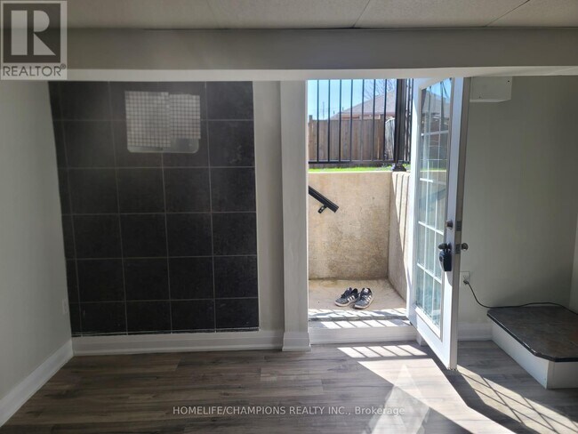 Photo - 462 Loring St