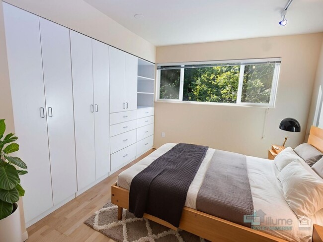 Photo - 1-Month Rent Free! Condo Near OHSU with Huge Deck, Stunning Views and Parking