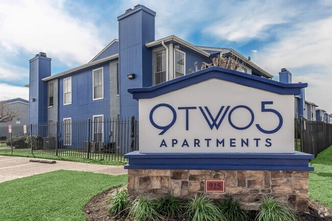 Building Photo - 9TWO5 Apartments