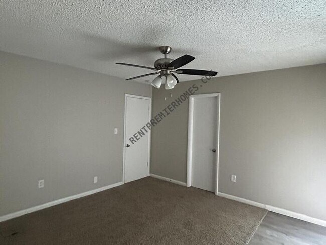 Photo - 218 W Apache St