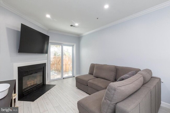 Photo - 255 S Pickett St Unidad 102