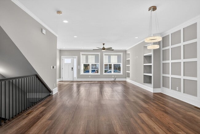 Photo - 166 Vanira Ave SE