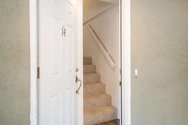 Building Photo - This one won't last Unit APT 17