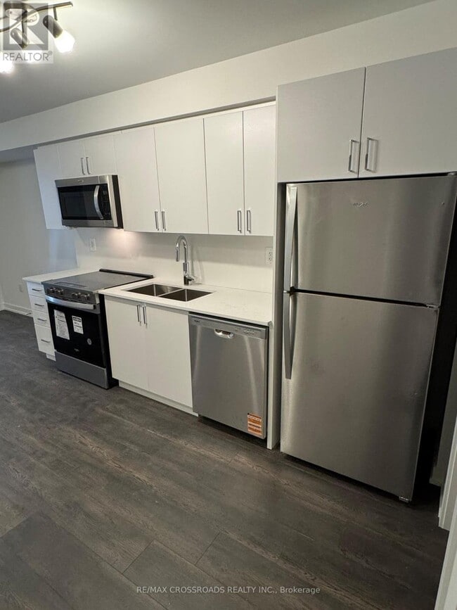 Photo - 1680 Victoria Park Ave