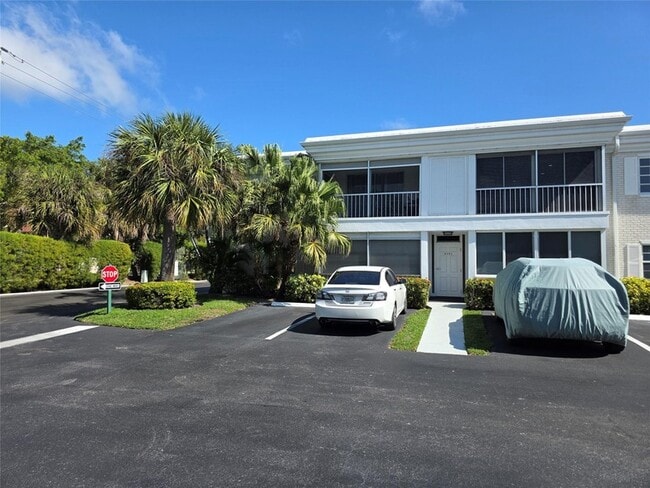 Building Photo - 6391 Bay Club Dr Unit 4