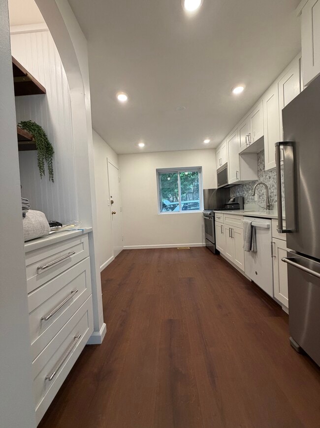 Building Photo - 47 Bayberry Dr Unit Sharon Green - ALL UTILITIES INCLUDED
