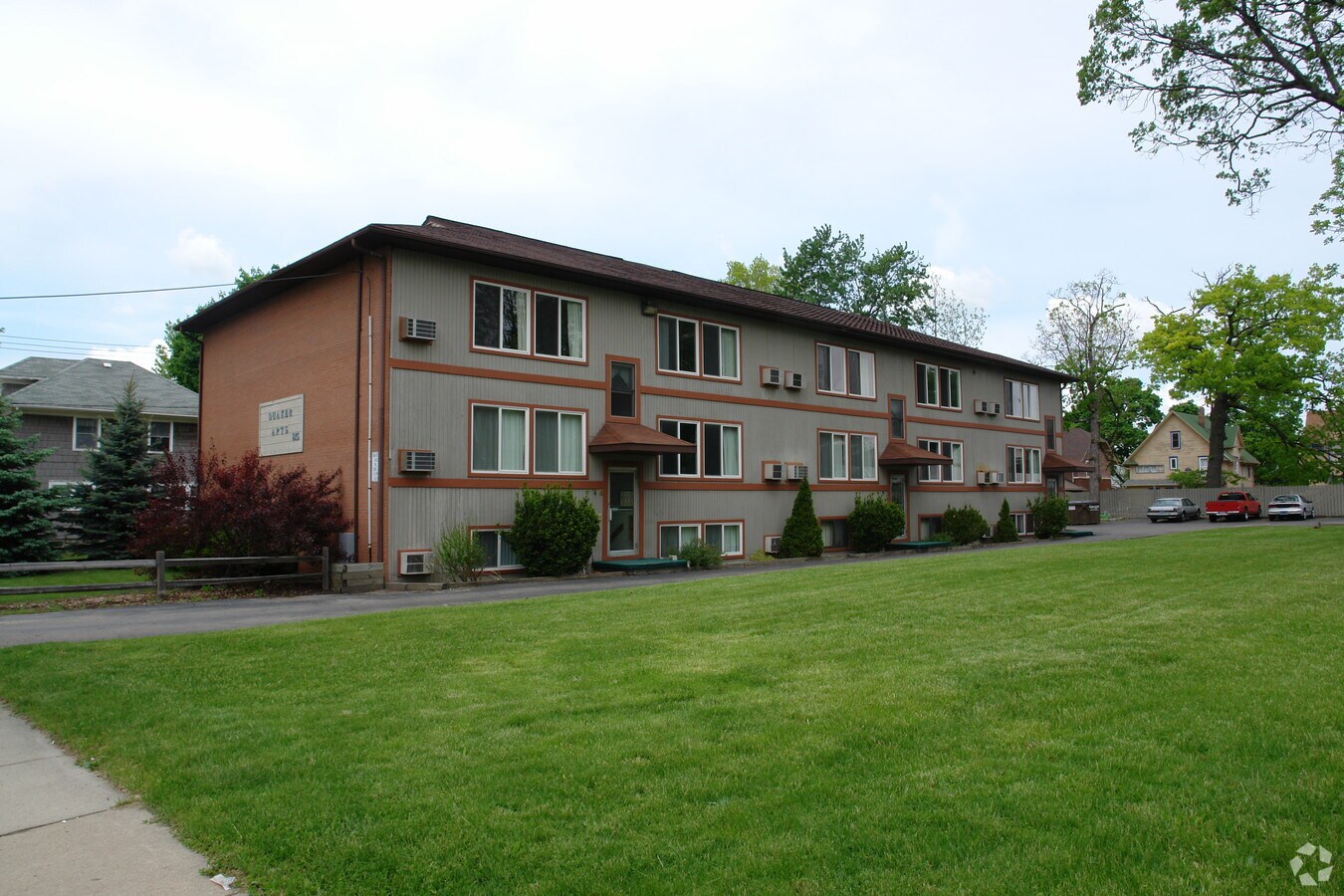 Quaker Apartments - Quaker Apartments
