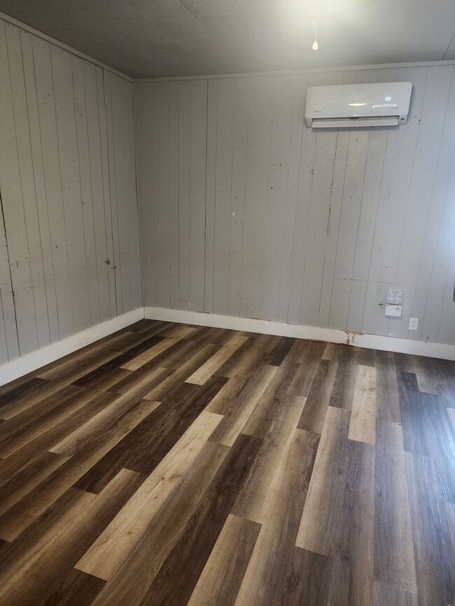 Photo - 111 1/2 W Locust Ave