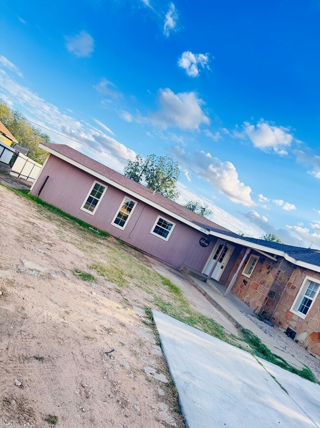 Photo - 2017 W 10th St