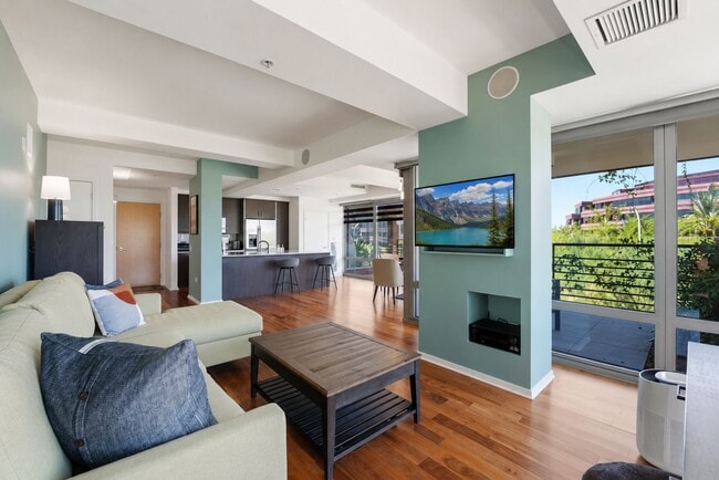 Building Photo - Luxury Corner Unit 4005