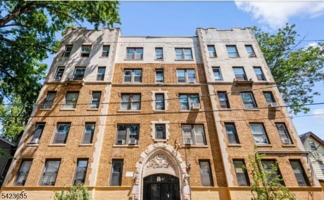 Building Photo - 17 Elwood Pl Unit 305