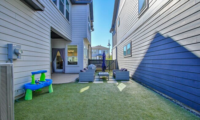 Building Photo - 18618 Admiration Dr