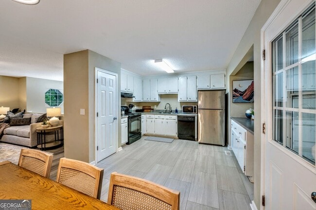 Photo - 221 Remington Ln