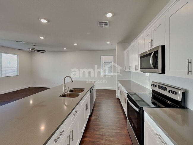 Photo - 132 Charmante Tulip Ln