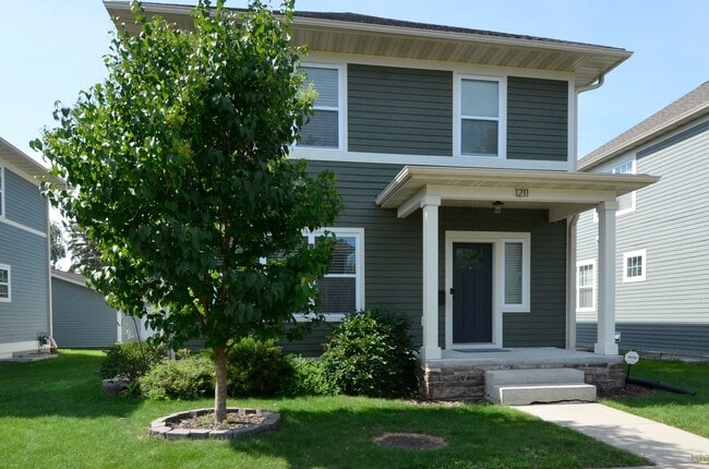 Building Photo - Beautiful 4-Bed 3-Bath Home in Minneapolis - Available 9/10!